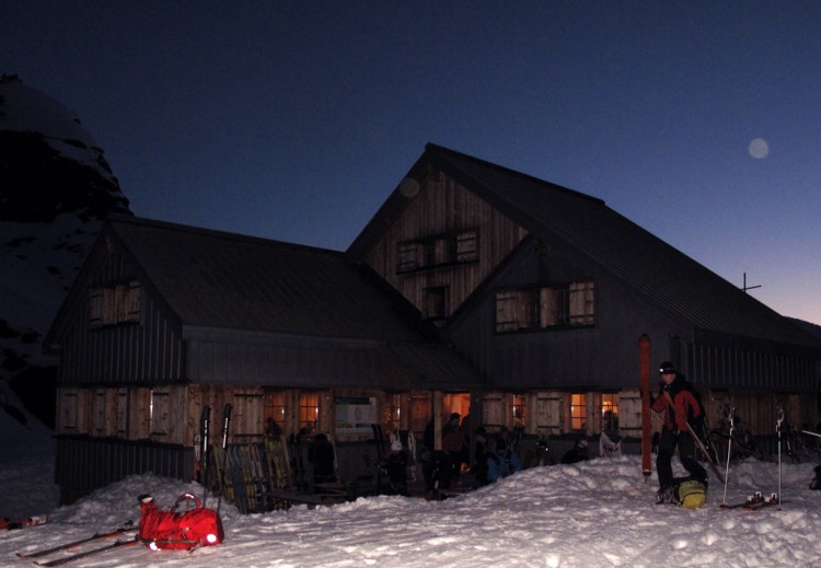 Tidig solupgång vid den mysiga Cabane de Prafleuri. Foto: ©Lisa Auer