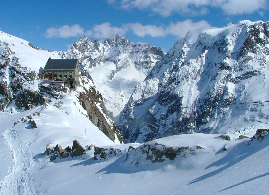 Perched on a cliff top, face to face with alpine giants the Vignettes Hut.  Photo: ©Lisa Auer