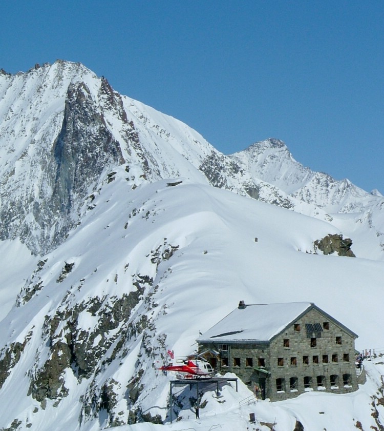 Dinner arriving by helicopter at the Cabane des Vignettes. Photo: ©Lisa Auer