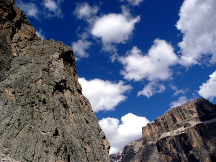 Moln över Torre del Sella, 2533m.    Foto: Alexander Szubinski 