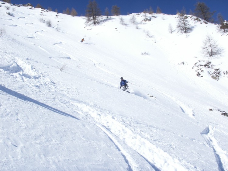 Sara släpper på i brant puder.          Foto: Andreas Bengtsson