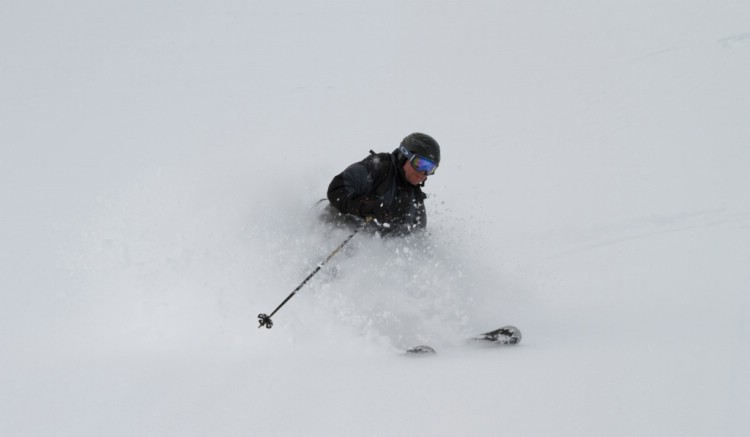 Överraskande djupt puder idag, Mikael Kemi åker. 30e Mars 2010 Foto: Andreas Bengtsson 