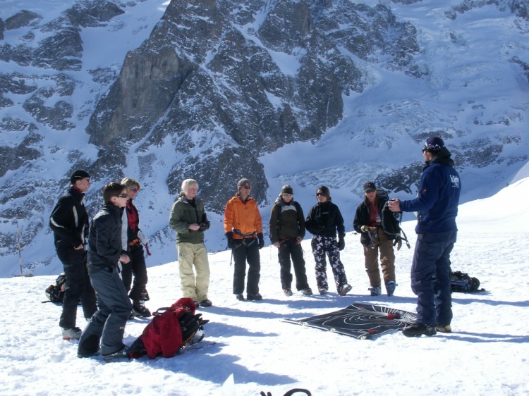 Lavinutbildning i La Grave, i bakgrunden ser vi La Meije.    Foto: Andreas Bengtsson