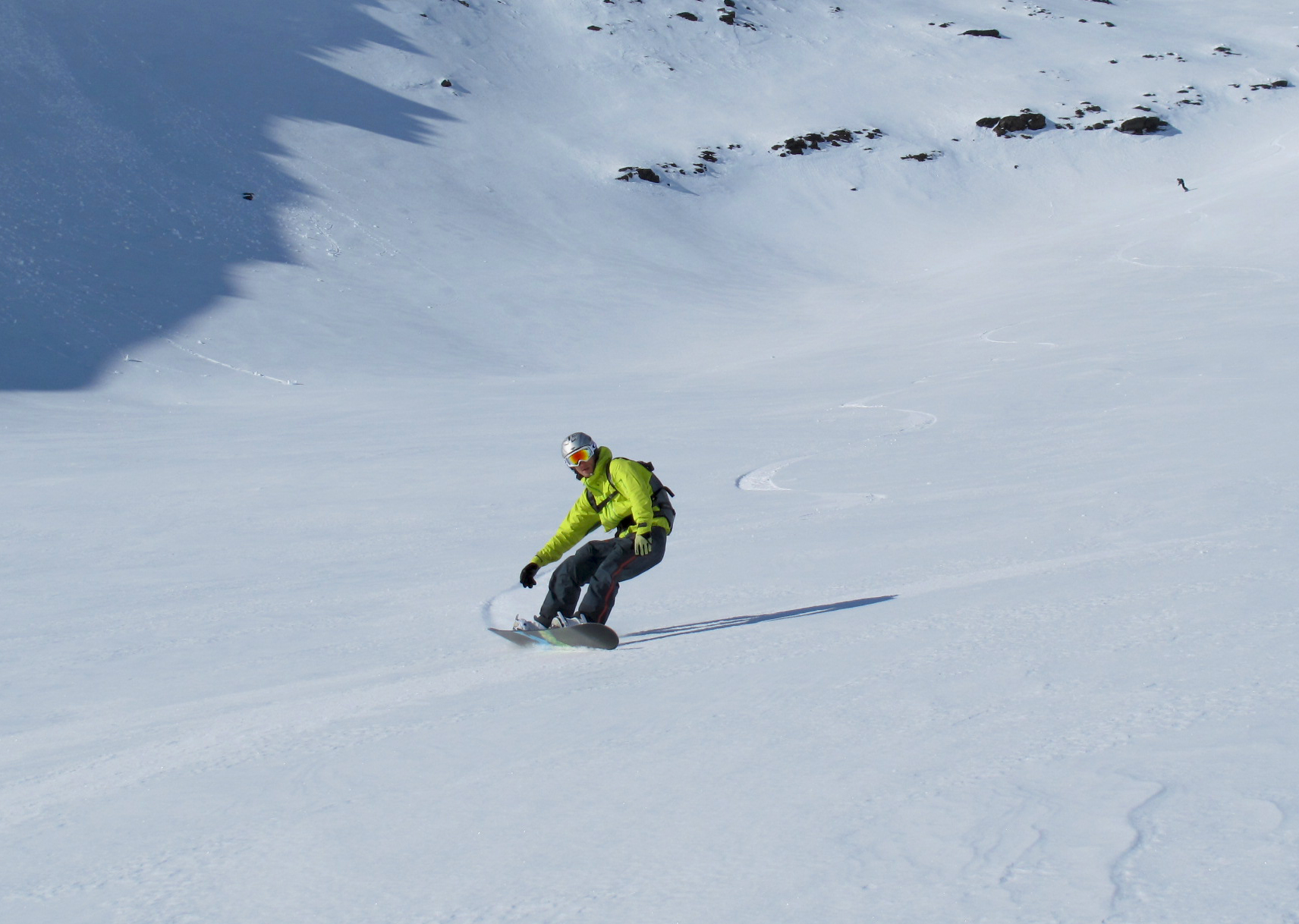 Carving it up on a snowboard, heli-riding in Ktotjkka, 6 April 2010  Foto: Lisa Auer