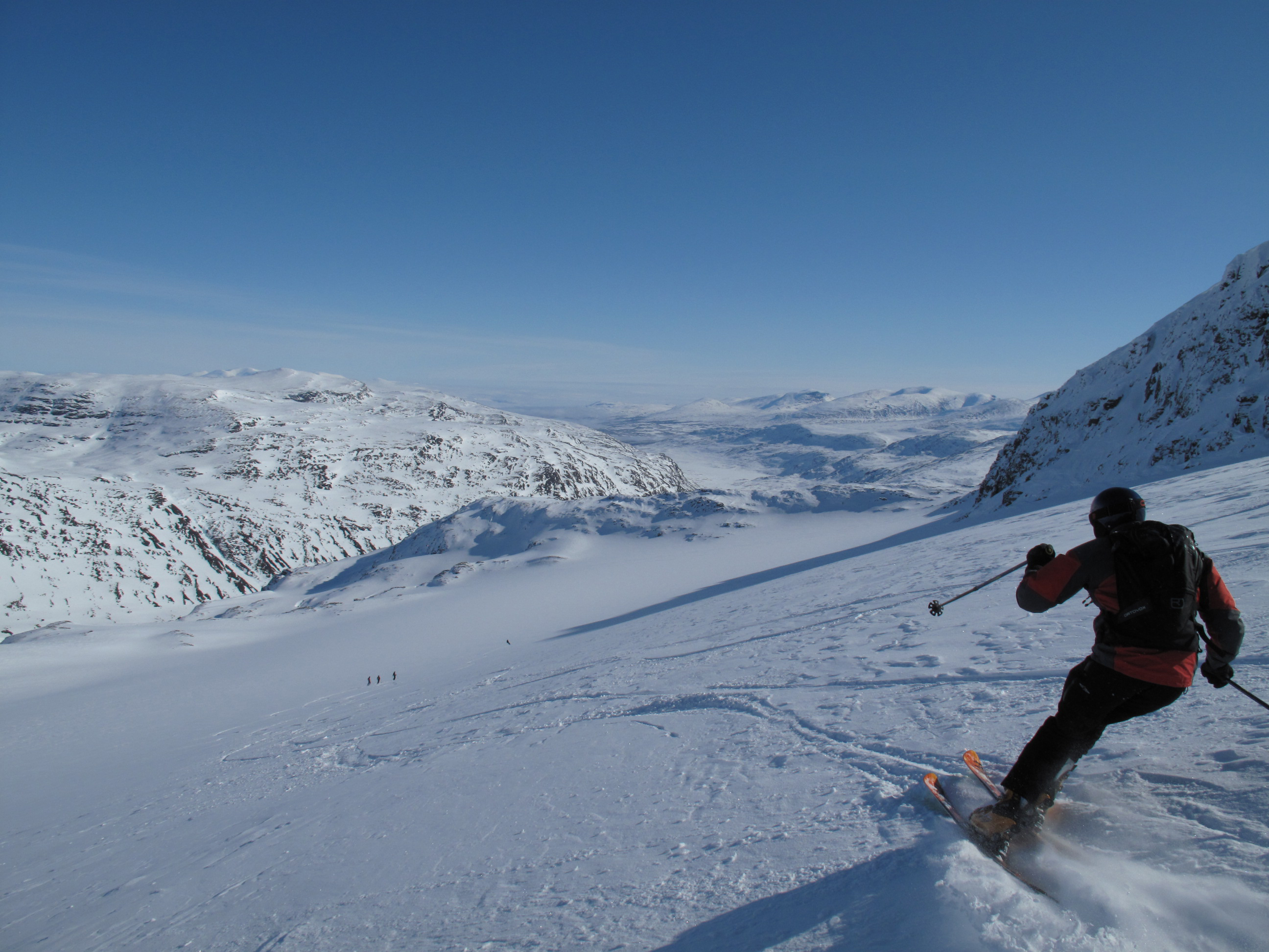 Carving it up on another perfect bluebird day. Heliskiing Riksgrnsen, 9th April 2010 Photo: Lisa Auer