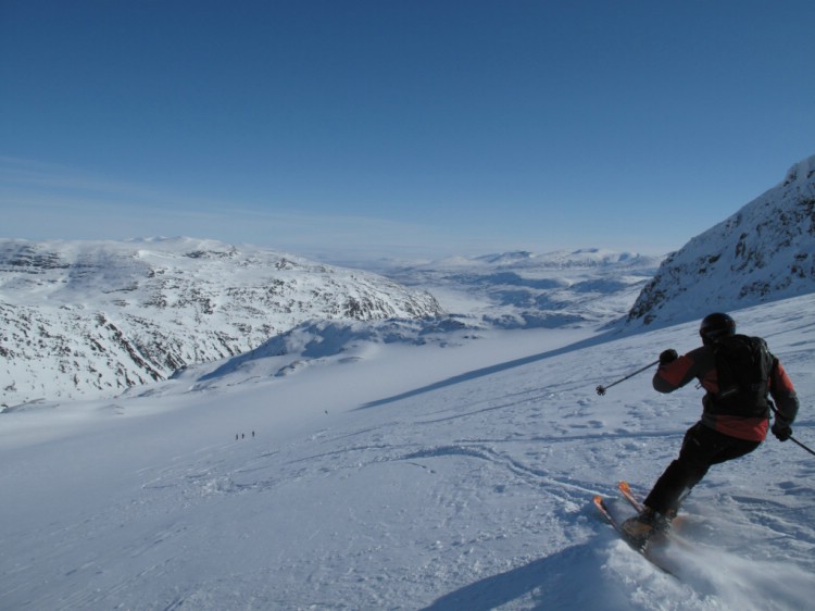 Carving it up on another perfect bluebird day. Heliskiing Riksgränsen, 9 April 2010  Foto: Lisa Auer