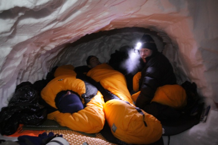 Fredric Ankarcrona andas ut i bivacken vid Äphar massivet. Foto: Magnus Strand