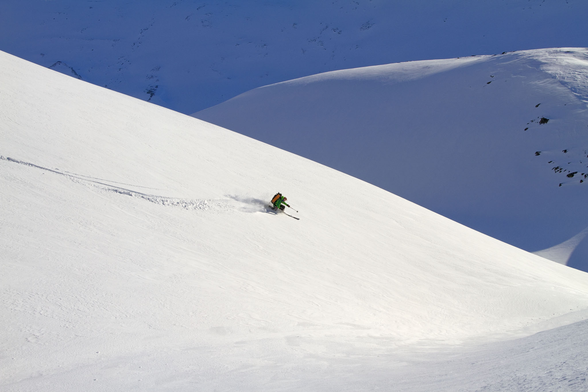 Fredric Ankarcrona lgger en Telemarkssvng ner frn Nilas Kamm.. Skitouring i Sarek 4 April 2010. Foto: Magnus Strand