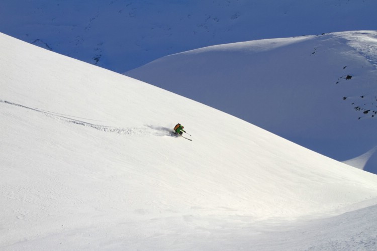 Fredric Ankarcrona lägger en Telemarkssväng ner från Nilas Kamm.. Skitouring i Sarek 4 April 2010. Foto: Magnus Strand