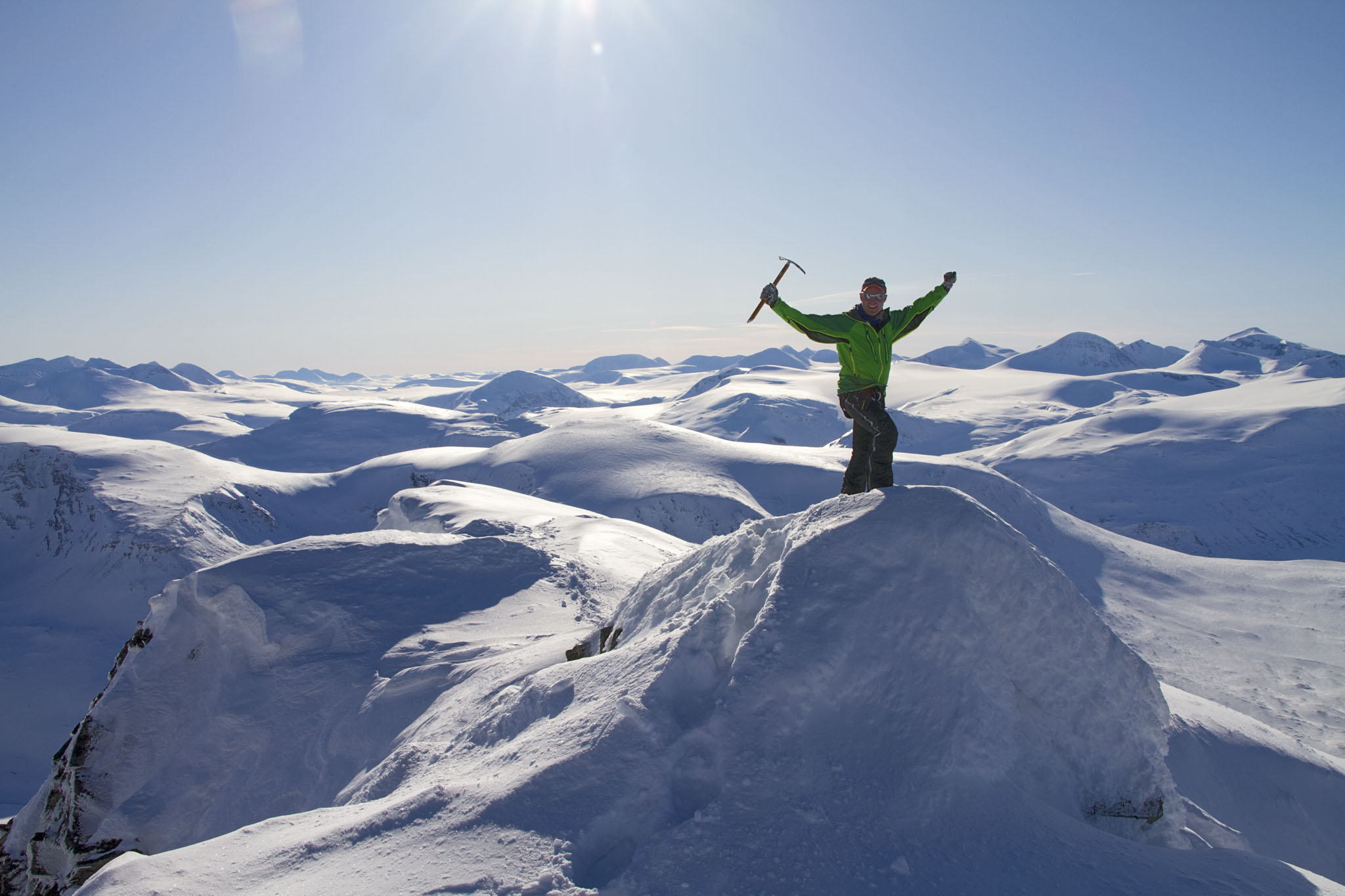 P toppen av Nilas Kamm.. Skitouring i Sarek 4 April 2010. Foto: Magnus Strand