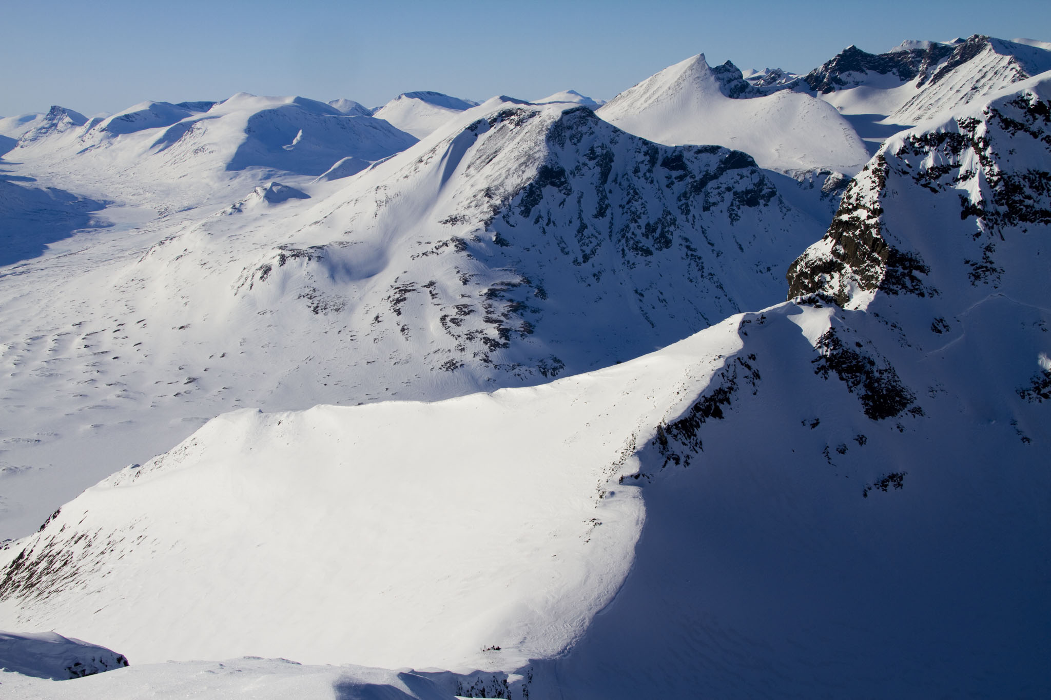 Break in the pass before the summit of Nilas Kamm. Skitouring in Sarek, Sweden 4th April 2010. Photo: Magnus Strand