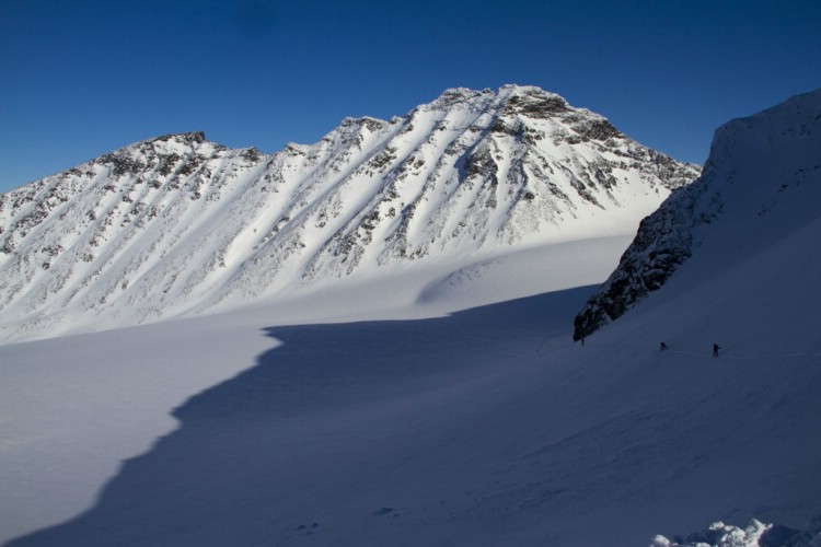 På väg upp mot pass i Äphar massivet. Skitouring i Sarek 4 April 2010. Foto: Magnus Strand