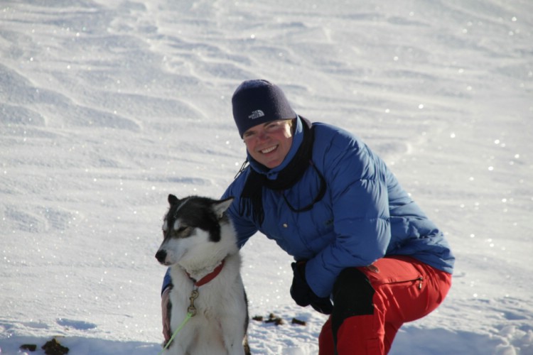 Fredrik Adams med en av expeditionens draghundar. 5 April 2010. Foto: Magnus Strand