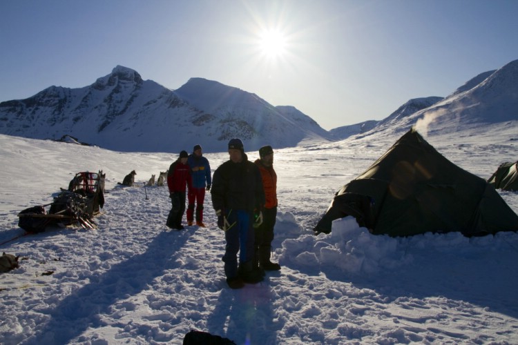 Camp med mattält och flera sovtält. 5 April 2010. Foto: Magnus Strand