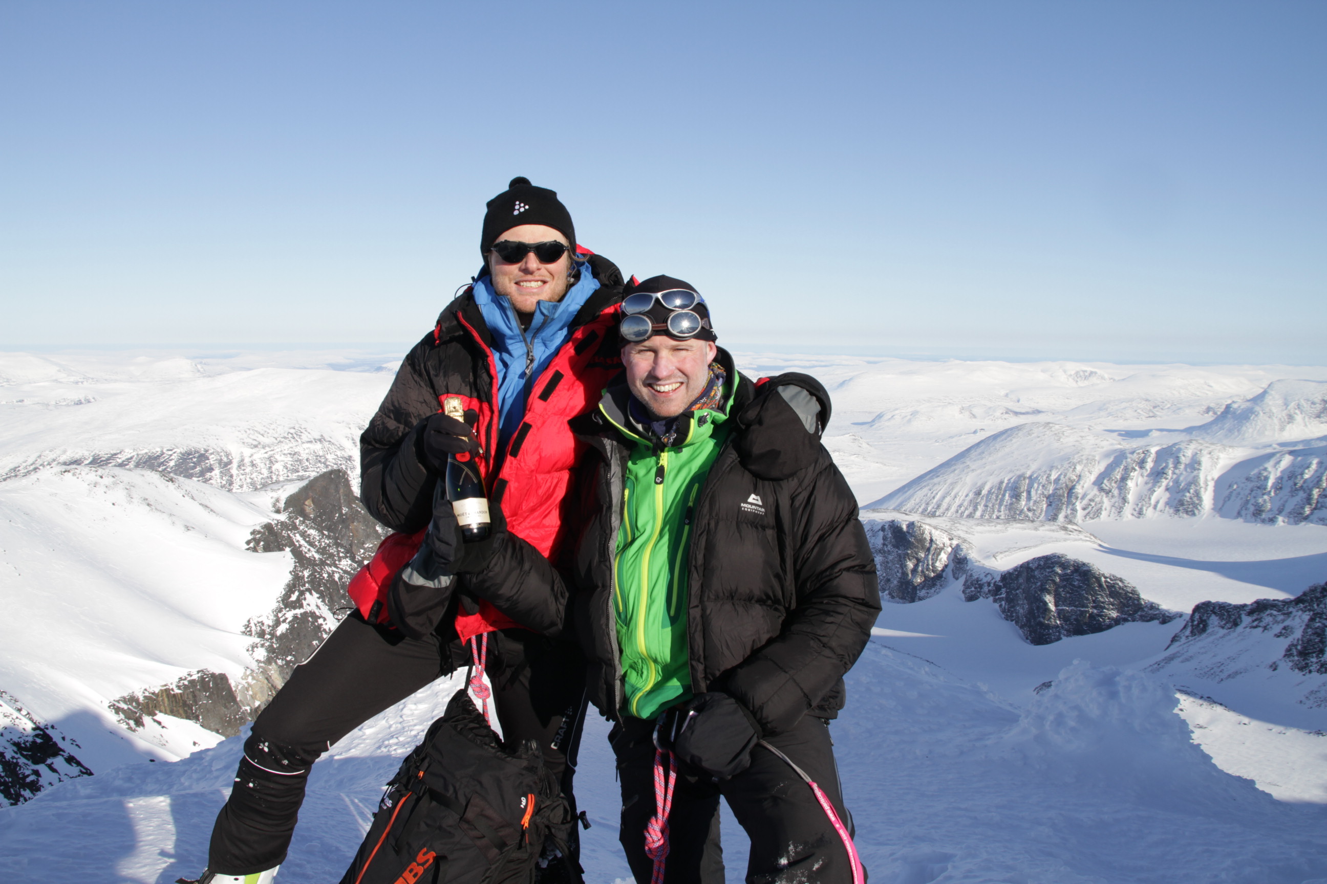 P toppen av Sarektjkka. Tack till Lars Olof som sov med Champagne i sin sovsck i 4 ntter fr att den inte skulle frysa snder.  6 April 2010. Foto: Magnus Strand