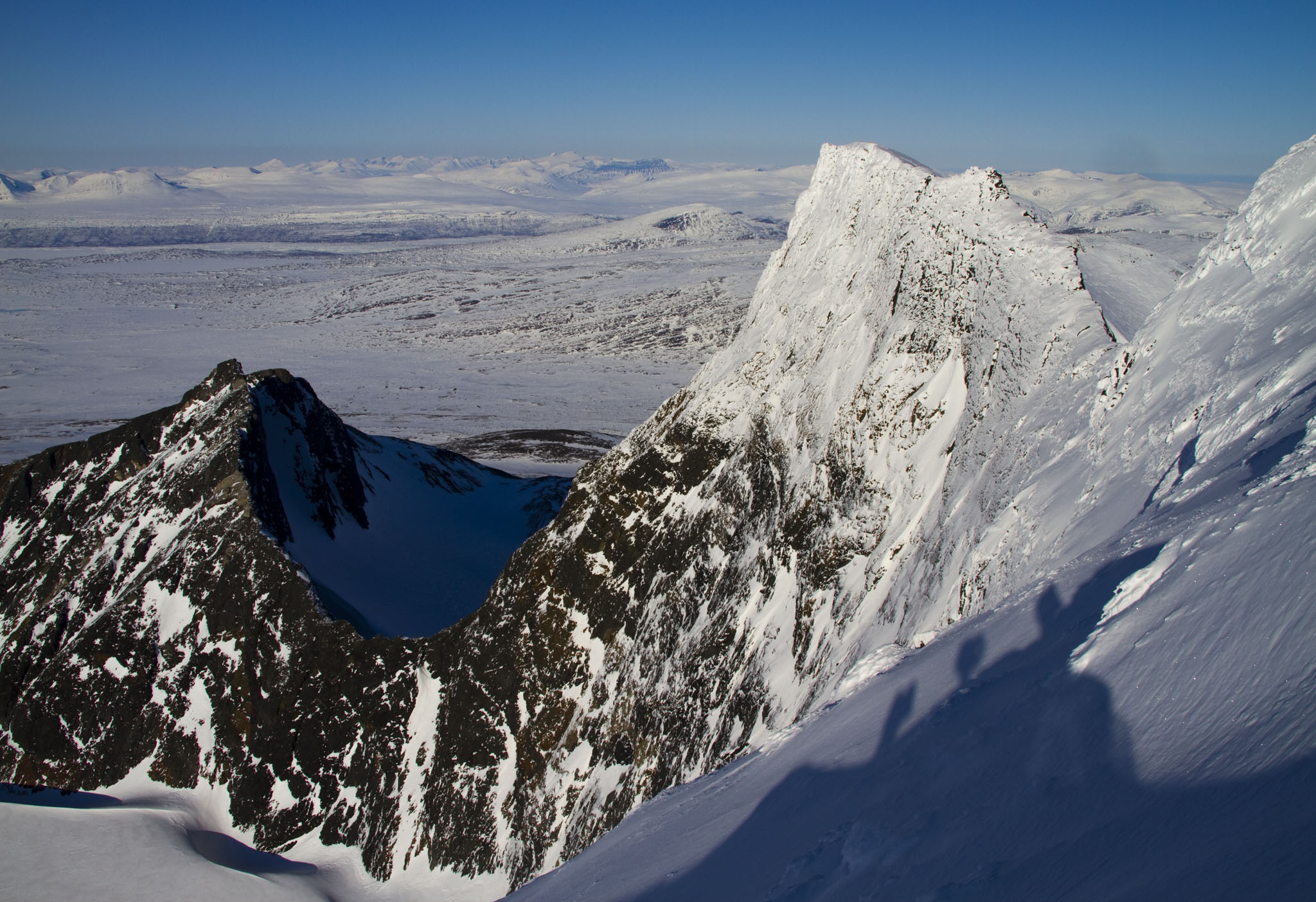 Vra skuggor p nordvggen av Sarektjkka. Tack till Lars Olof som sov med Champagne i sin sovsck i 4 ntter fr att den inte skulle frysa snder.  6 April 2010. Foto: Magnus Strand