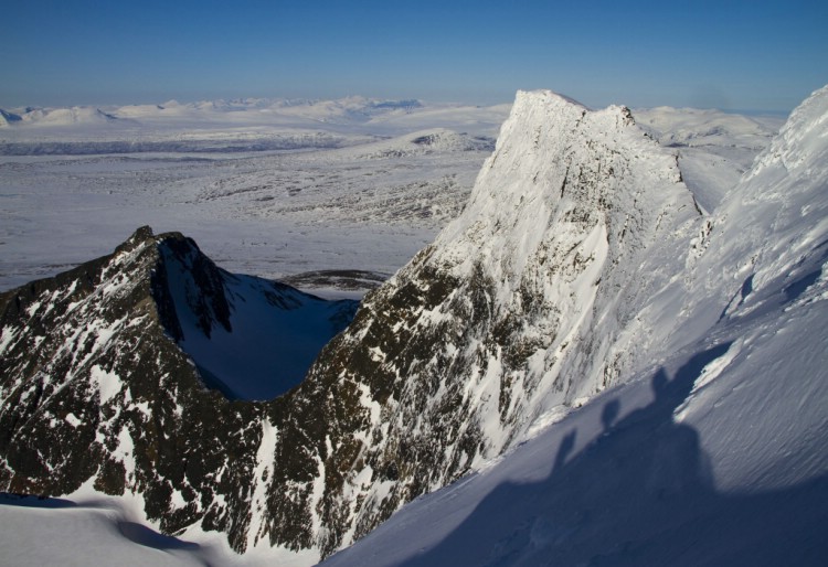 Våra skuggor på nordväggen av Sarektjåkka. Tack till Lars Olof som sov med Champagne i sin sovsäck i 4 nätter för att den inte skulle frysa sönder.  6 April 2010. Foto: Magnus Strand