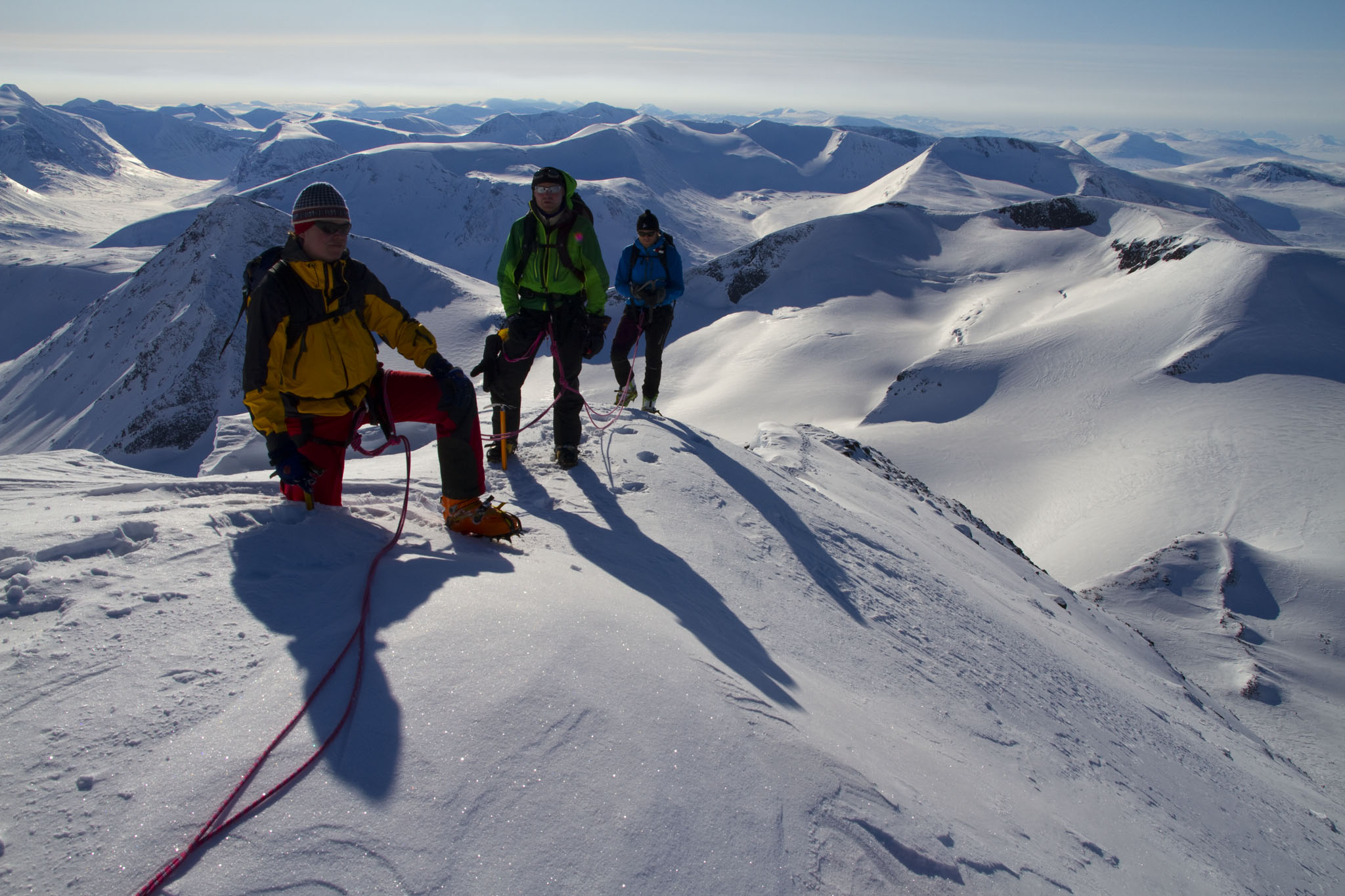 Fredrik Adams, Fredric Ankarcrona och Lars Olof p nordkammen av Sarektjkka. 6 April 2010. Foto: Magnus Strand