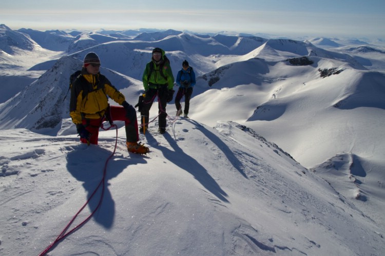 Fredrik Adams, Fredric Ankarcrona och Lars Olof på nordkammen av Sarektjåkka. 6 April 2010. Foto: Magnus Strand