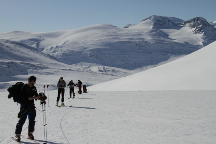 Snabb rast på Mihka glaciären. 6 April 2010. Foto: Magnus Strand