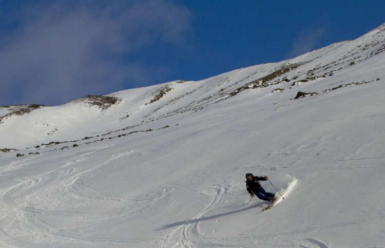 Sveriges längsta skidåk från Akka. 1550 fallhöjdsmeter i ett åk.  9e April 2010. Foto Magnus Strand