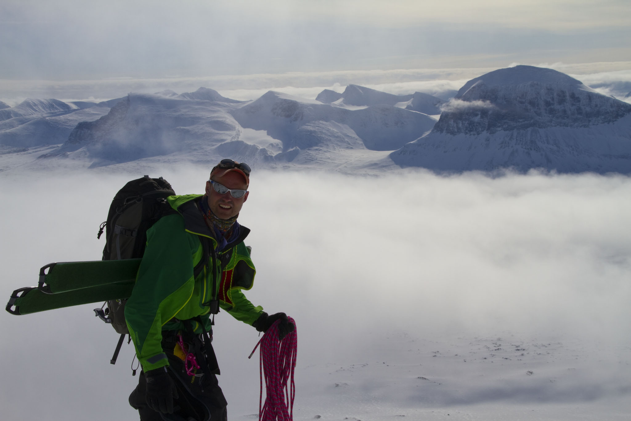 Fredric Ankarcrona i passet under Akka med Sarek massivet i bakgrunden. 9e April 2010. Foto Magnus Strand