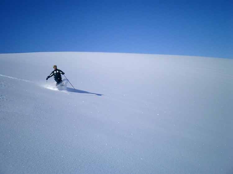 Powder skiing at Voitasrita, Riksgränsen.        Photo: Andreas Bengtsson