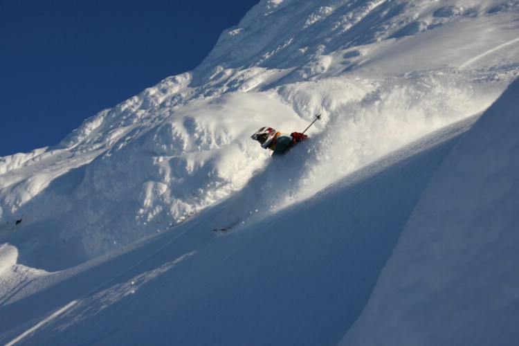Powder skiing from helicopter in Riksgränsen. Photo: Martin Nykles