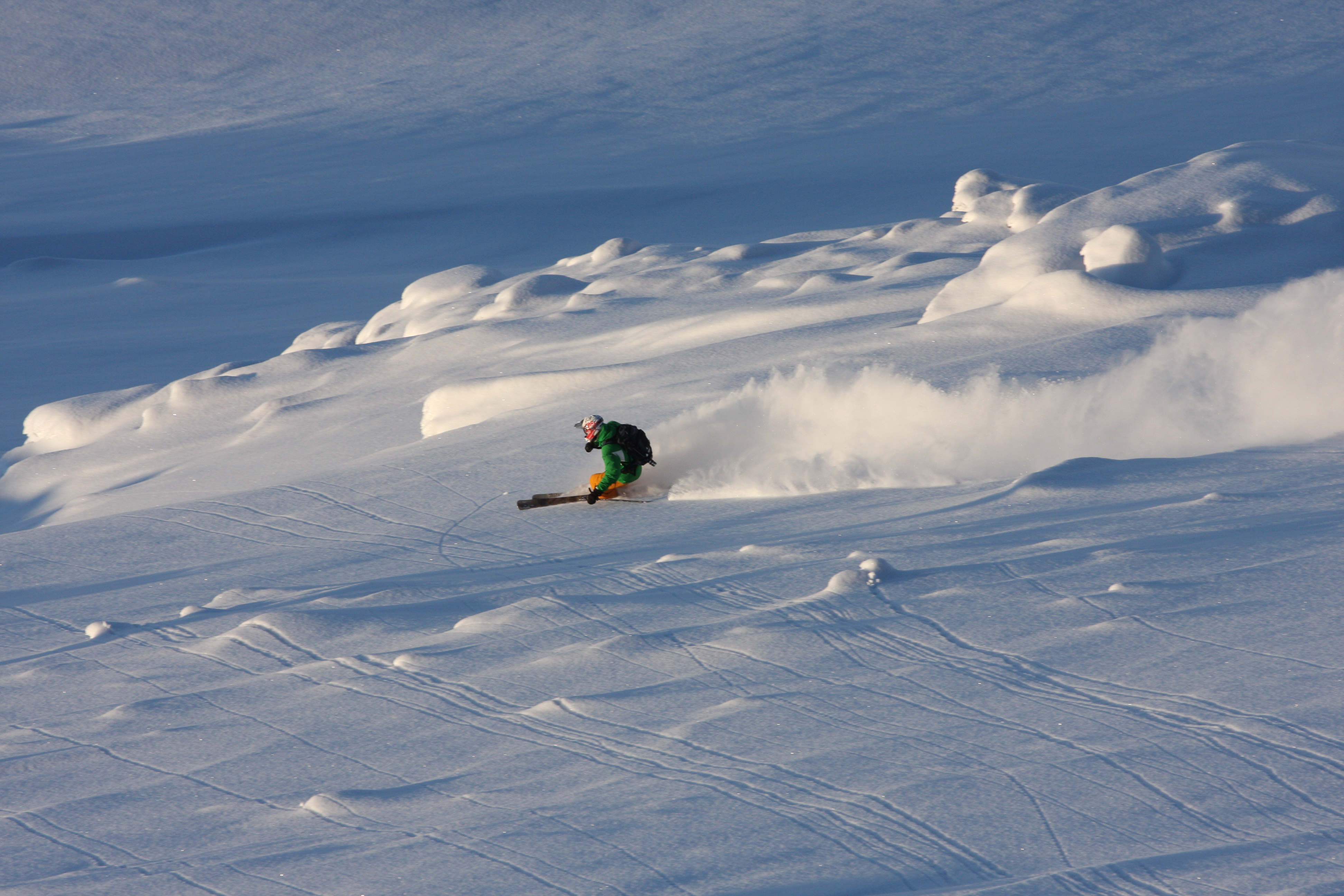 Powder skiing from helicopter in Riksgrnsen. Photo: Martin Nykles